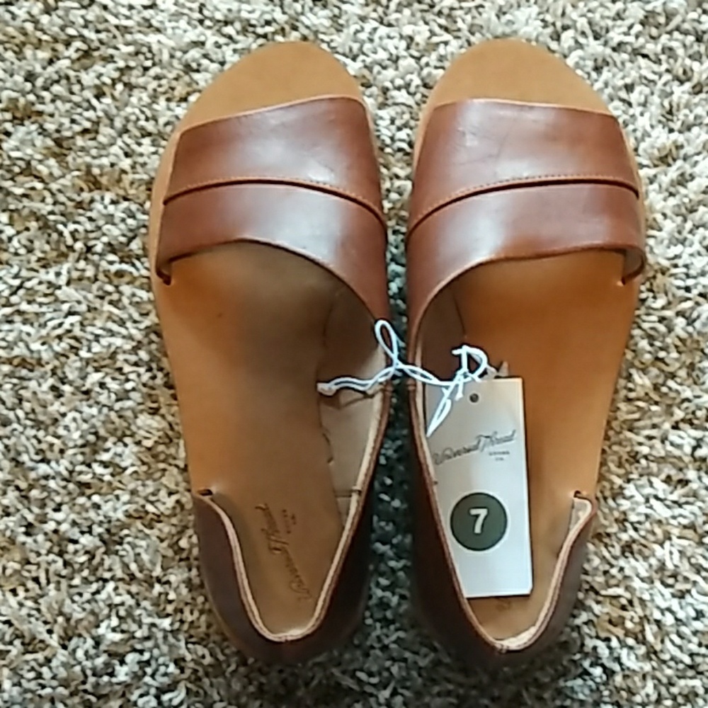 Universal Thread Sandals